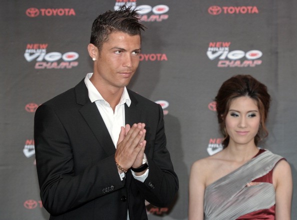 Ronaldo học cách chào truyền thống của người Thái.